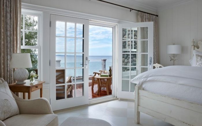 How to decorate a bedroom with french doors