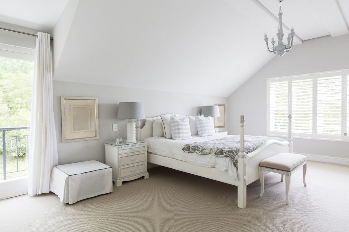 How to decorate bedroom with white paneling