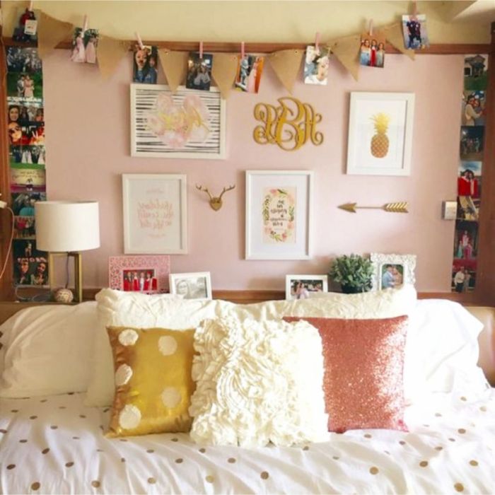 How to decorate bedroom wall with random stuff