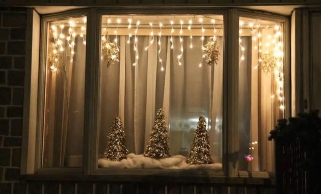 How to decorate windows with lights for christmas