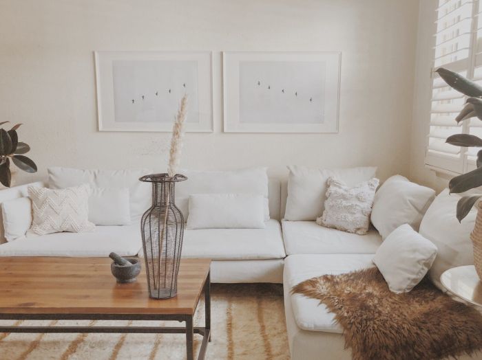 How to decorate white walls in living room