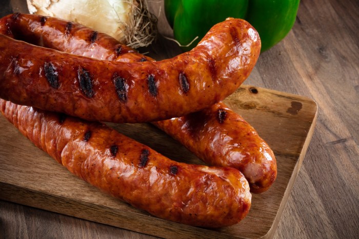 Sausage poolse oude houten raad traditionele plaat worsten